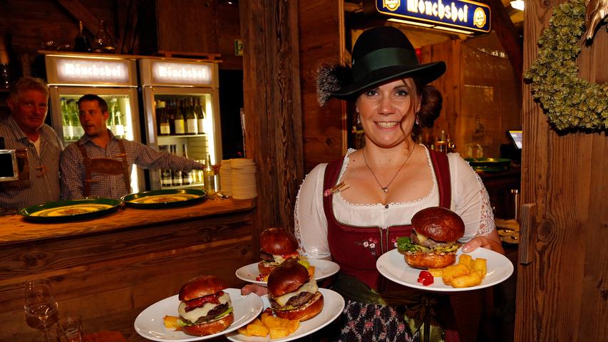 Als Hauptgang wurde der "Imperial-Burger" mit einem gegrillten Wagyu-Beefpatty serviert. Mehr als die Hälfte der Gäste hatten sich dafür entschieden. Die anderen genossen einen Caesar-Salad oder eine Pokebowl.