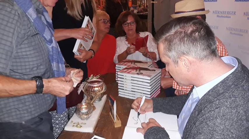 Die Gäste waren satt und standen geduldig Schlange für ein Kochbuch mit Autogramm. Und ein Selfie mit Alexander Herrmann.