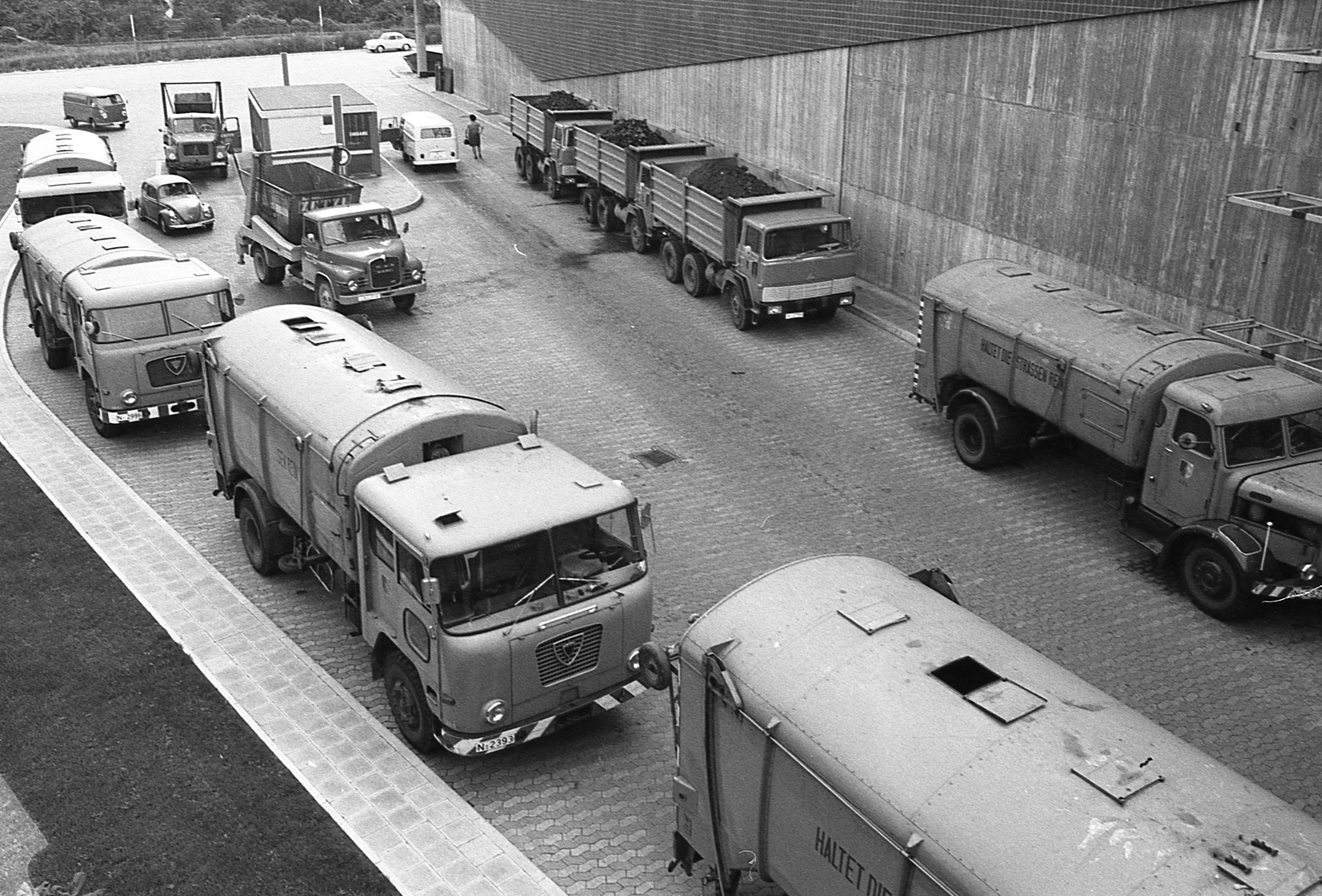Was will uns diese Ansammlung von Lastwagen der Marken MAN, FAUN und Magirus-Deutz sagen? Im September 1969 wurde in Nürnberg gestreikt: 36 Müllfahrzeuge standen damals für einen halben Tag "tatenlos" herum. 40 Arbeiter des Fuhrparkes hatten solidarisch ihre Arbeit niedergelegt. Der Streik dauerte nur einen Vormittag.