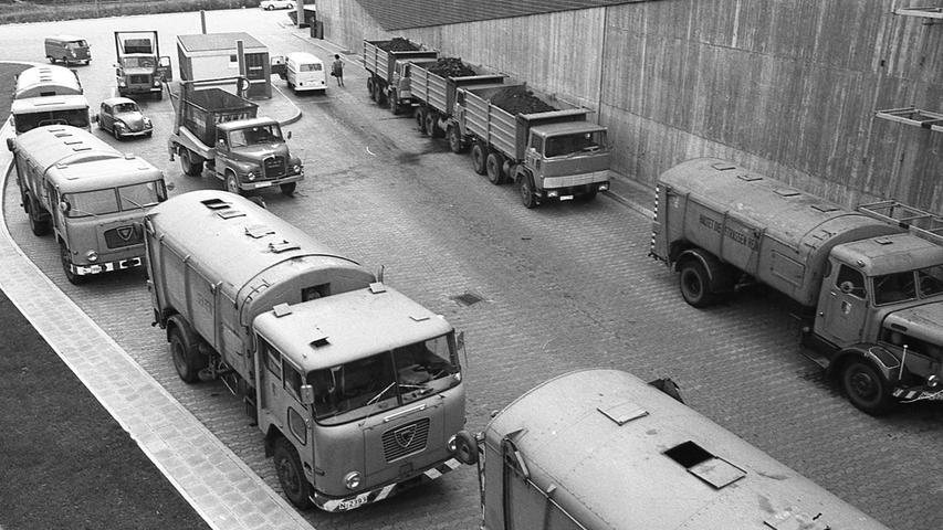 Gestern vormittag blieben in Nürnberg die Mülltonnen ungeleert. 177 Arbeiter der städtischen Müllabfuhr waren gegen 7 Uhr in den Streik getreten. Ab 8.30 Uhr schlossen sich ihnen 40 Arbeiter des Fuhrparkes an.  Hier geht es zum Artikel vom 20. September 1969: Mülltonnen blieben voll