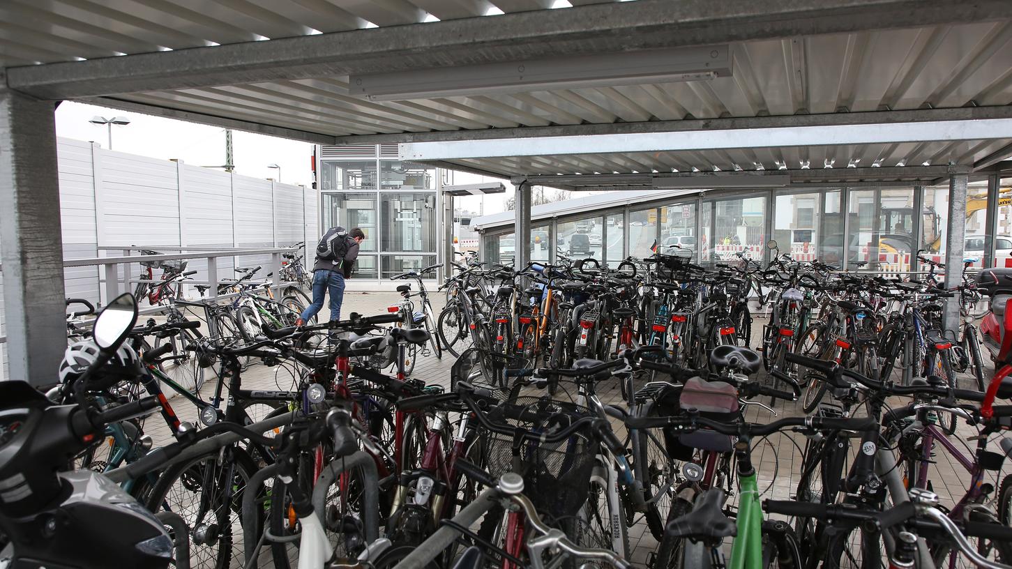 Fahrräder am Bahnhof Forchheim.