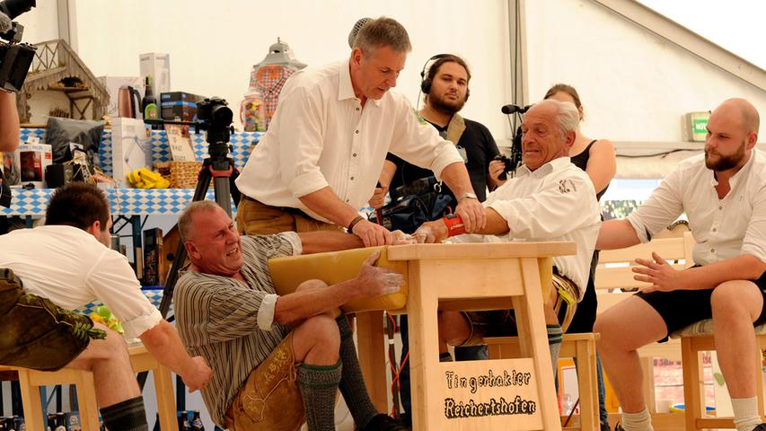 Fingerhakler aus ganz Bayern trugen am Sonntag in Reichertshofen ihre 66. Bayerische Meisterschaft aus. Es traten rund 120 Wettkämpfer aus den zehn Gauen des bayerischen Landesverbands in zehn Alters- und Leistungsklassen gegeneinander an.;