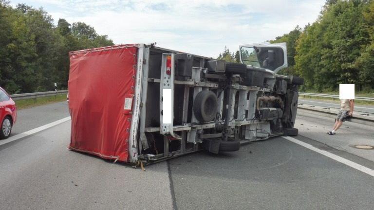 SUV-Verkehrsunfall: Klein-LKW kommt ins Schleudern und kippt