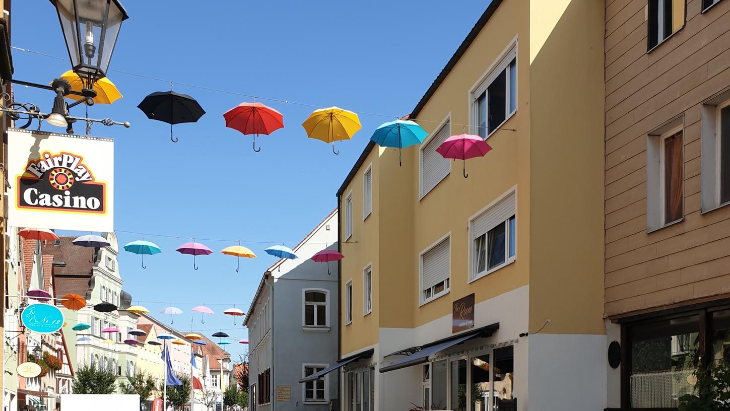 Regenschirme in Weißenburger Straße: Hingucker der Saison