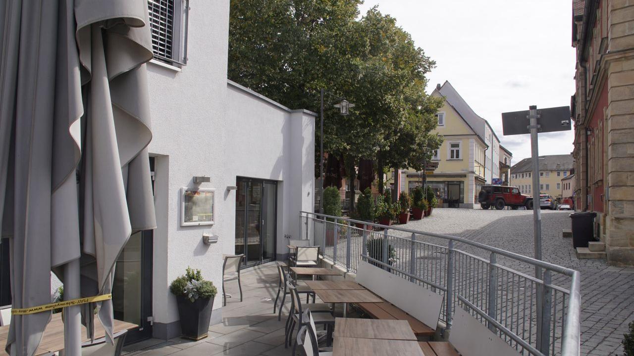 Dort wo bislang Kaffee, Kuchen und Cocktails serviert werden, sollen bald Hotel-Gäste nächtigen: Das ParkCafé in der Spitalstraße soll zum Apartmenthotel umgebaut werden.