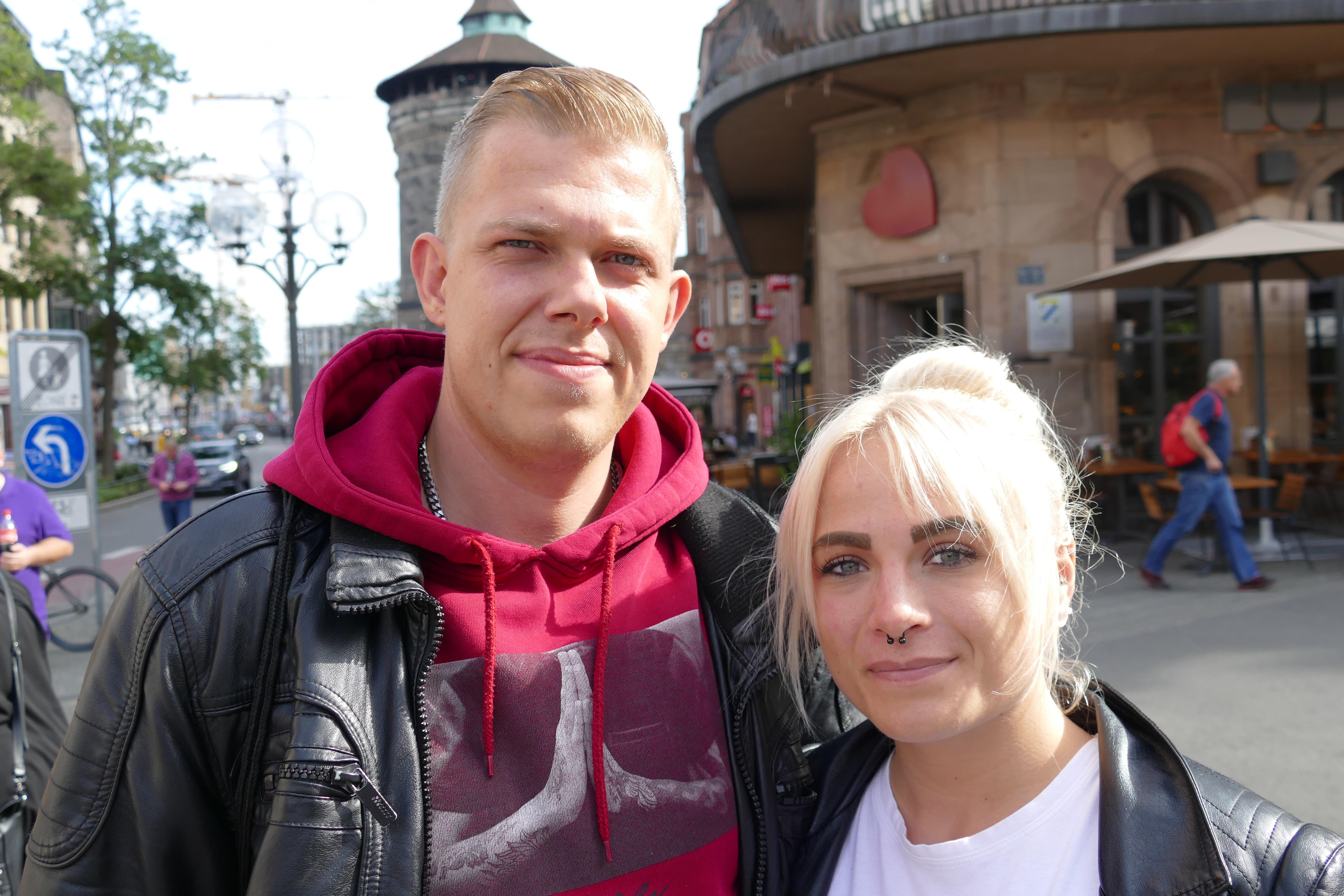 Sebastian Fritz (28) und Ann-Katrin Steinert (24) arbeiten beide als Straßenbahnfahrer - ihr Job macht es unmöglich, zu der Demo zu gehen. Nichtsdestotrotz spricht sich das Paar für mehr Klimaschutz aus. "Man darf das Klima nicht außer Acht lassen, wir achten auf die Fleischqualität und darauf, dass wir nicht jeden Tag Fleisch essen", so Steinert. Sebastian Fritz hingegen kritisiert den Müll durch die vielen Schilder bei den Demos.
