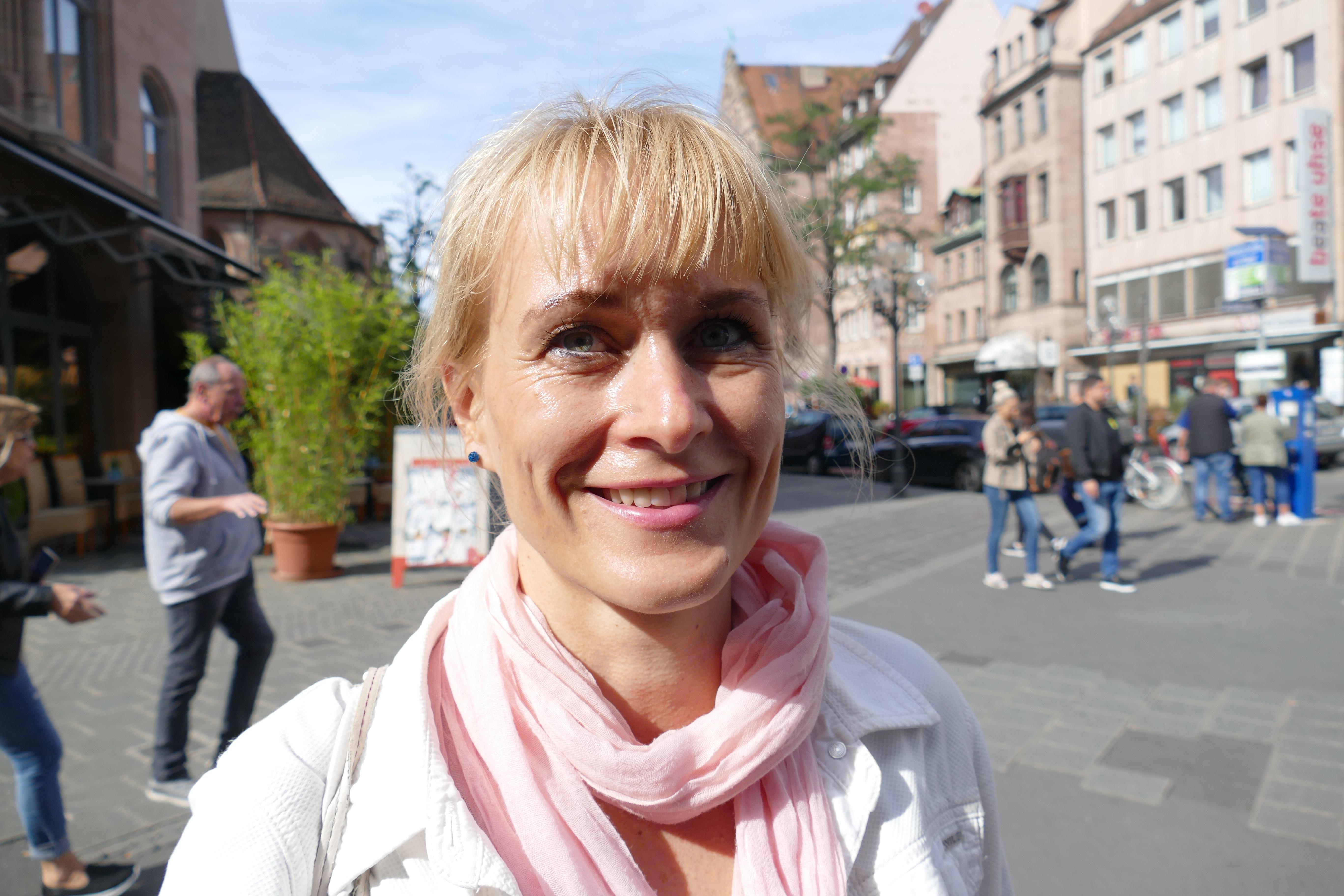 Dass gerade junge Menschen ihre Meinung äußern und politisch aktiv werden, findet Antje Klowat super. Die Lehrerin an der Geschwister-Scholl-Realschule dürfte auch selbst demonstrieren gehen: "Ich empfehle meinen Schülern mitzulaufen, trotzdem muss es noch Lehrer geben, die unterrichten. Ich selbst bleibe in der Schule." Die 48-Jährige gibt sich auch kritisch: "Ich habe das Gefühl, dass die Debatte rund ums Klima manchmal zu obsessiv geführt wird."