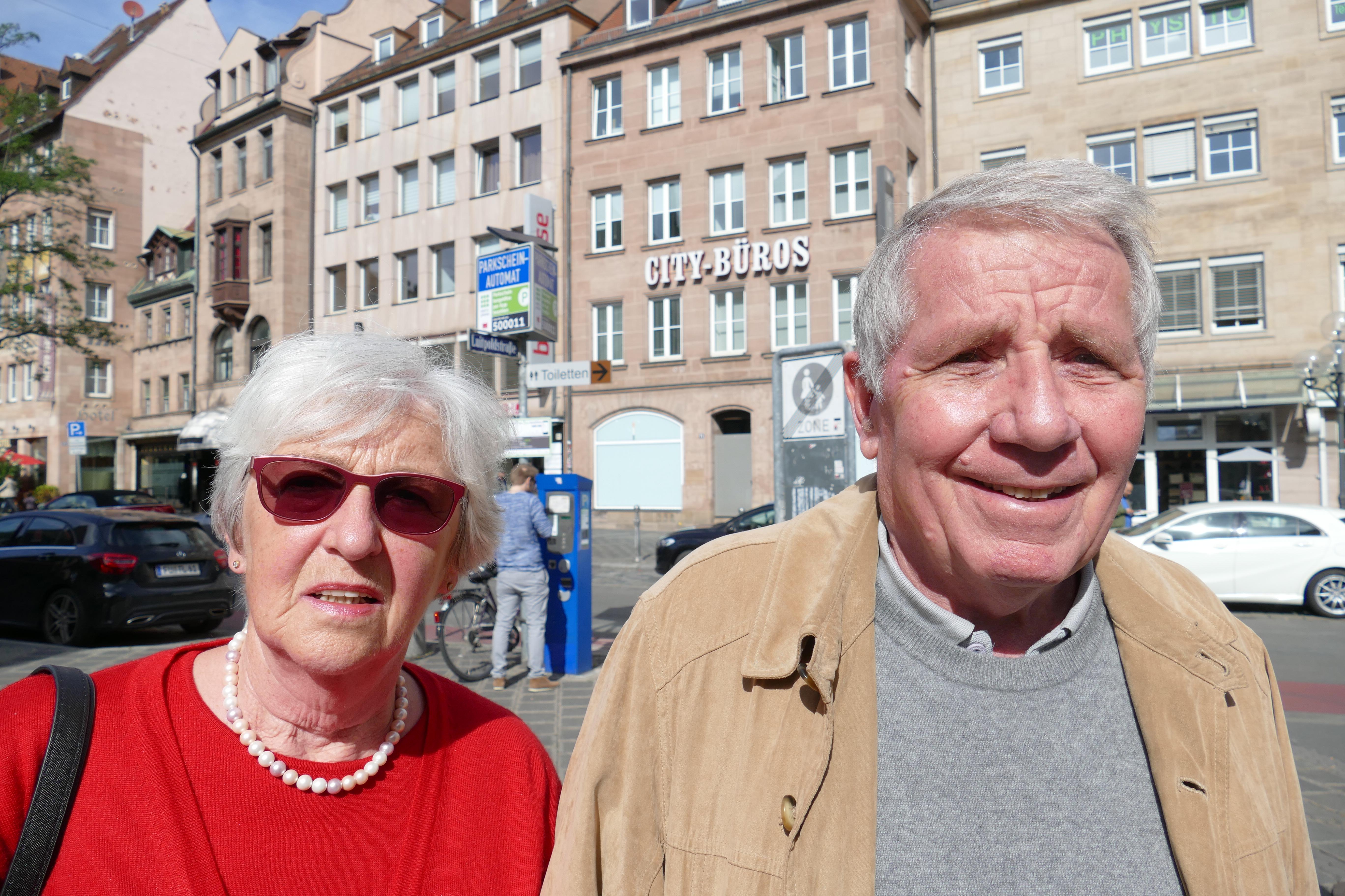 Für Georgine (75) und Klaus Peter Seufert (77) stellt der Klimawandel eine Jahrhundertaufgabe dar. "Ich finde es lobenswert, dass sich die Jugend so engagiert", sagt Klaus Peter Seufert. "Wir sind allerdings zu alt, um selbst demonstrieren zu gehen." Seine Frau Georgine Seufert hinterfragt die heutige Konsumgesellschaft: "Früher wurde sparsamer gelebt und weniger gekauft. Die Verschwendung von Ressourcen wird immer schlimmer."