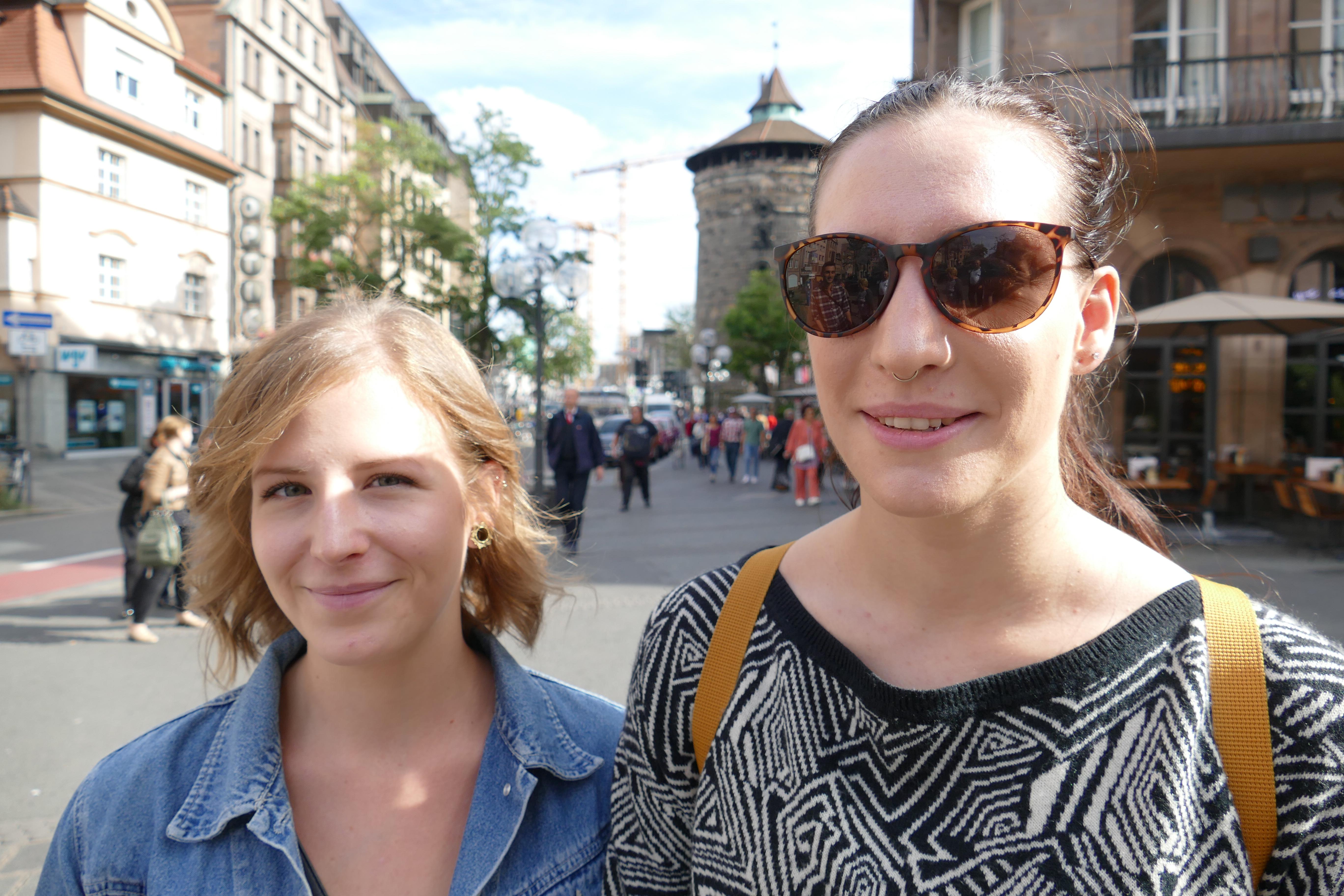 "Für Menschen mit festen Arbeitszeiten ist es schwierig, auf Demos zu gehen", meint die Versicherungskauffrau Eva Neugebauer. "Ich würde zwar auch gerne auf die Straße gehen, doch mein Arbeitgeber erlaubt mir das nicht." Ihre Freundin Marike Pässler studiert in Wien Architektur. "Ich bin gerade auf Reisen, aber ansonsten wäre ich auf jeden Fall dabei", so die 26-Jährige.