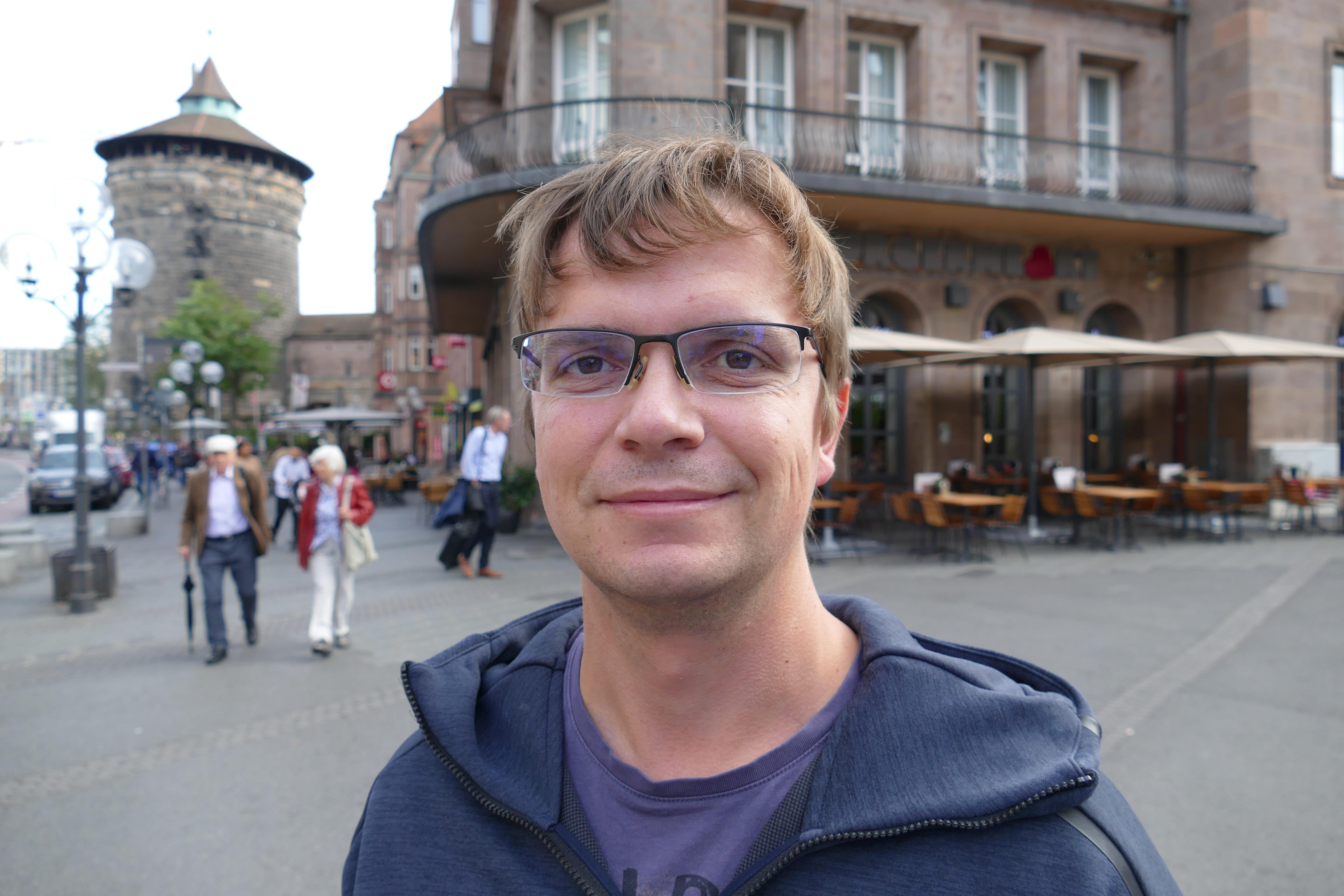 Als Controller in einem großen Industrieunternehmen hat Florian Abraham gerade viel zu tun und geht deshalb nicht auf die Demo am Freitag. "Mein Arbeitgeber würde mir aber normalerweise freigeben", meint der 31-Jährige. Klimaschutz findet Abraham sinnvoll: "Bisher wurde in diesem Bereich viel zu wenig getan."