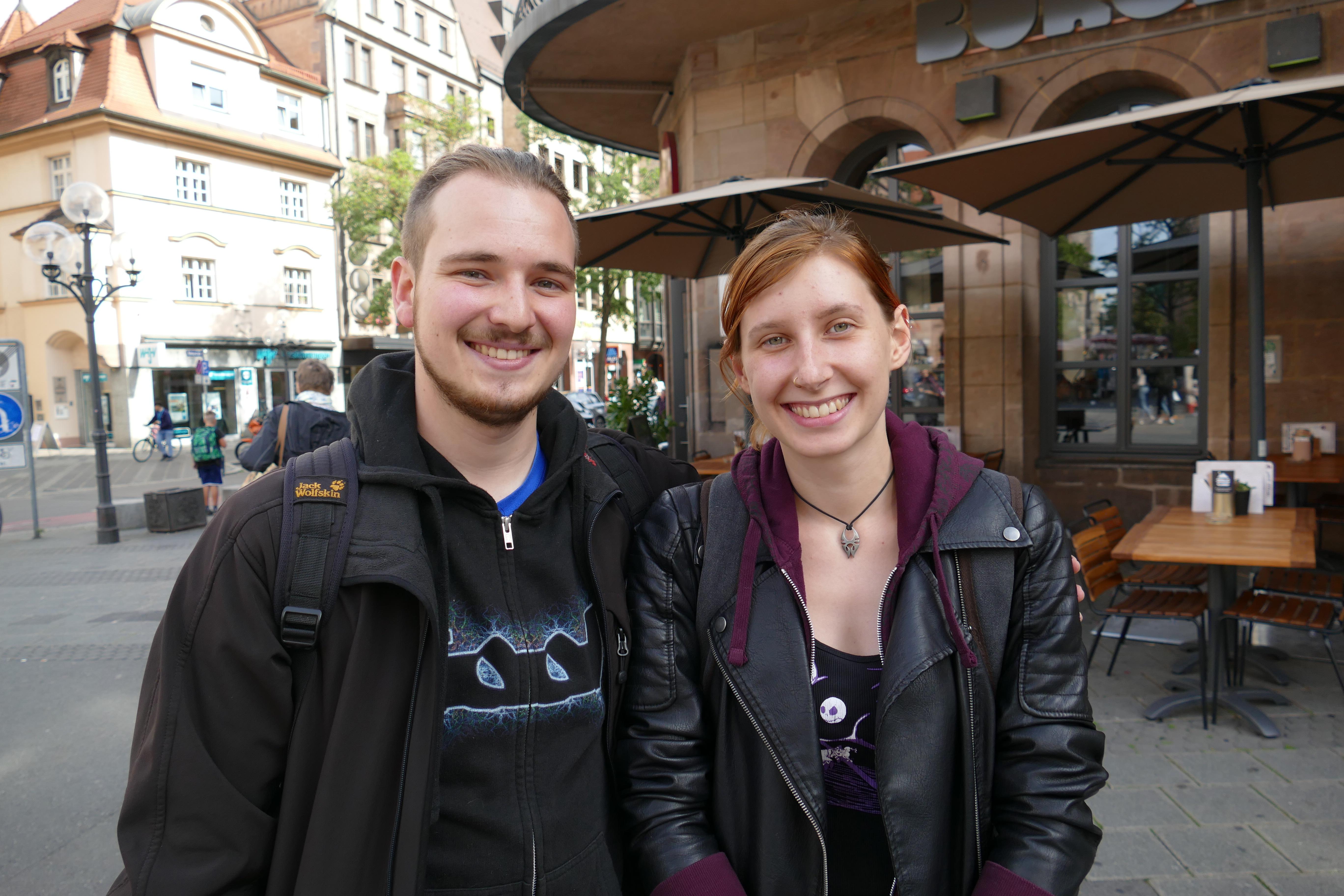Rene Holzberger und Lisa Uhlenbrock sind mit der Politik unzufrieden: "Wirtschaftsinteressen werden zu oft dem Klima- und Umweltschutz vorgezogen", kritisiert Holzberger. "Da ich Urlaub habe, gehe ich am Freitag auf die Demo in Fürth. Mein Arbeitgeber würde mir das allerdings nicht erlauben", so der Büroangestellte. Da Lisa Uhlenbrock am Freitag in der Berufsschule sitzt, kann sie nicht demonstrieren gehen. Öffentlichen Protest findet sie dennoch unheimlich wichtig: "Wir dürfen die Probleme nicht totschweigen. Die Politik wird ihrer Verantwortung nicht gerecht, die Bundesregierung muss ihre selbstgesetzten Klimaschutzziele einhalten."