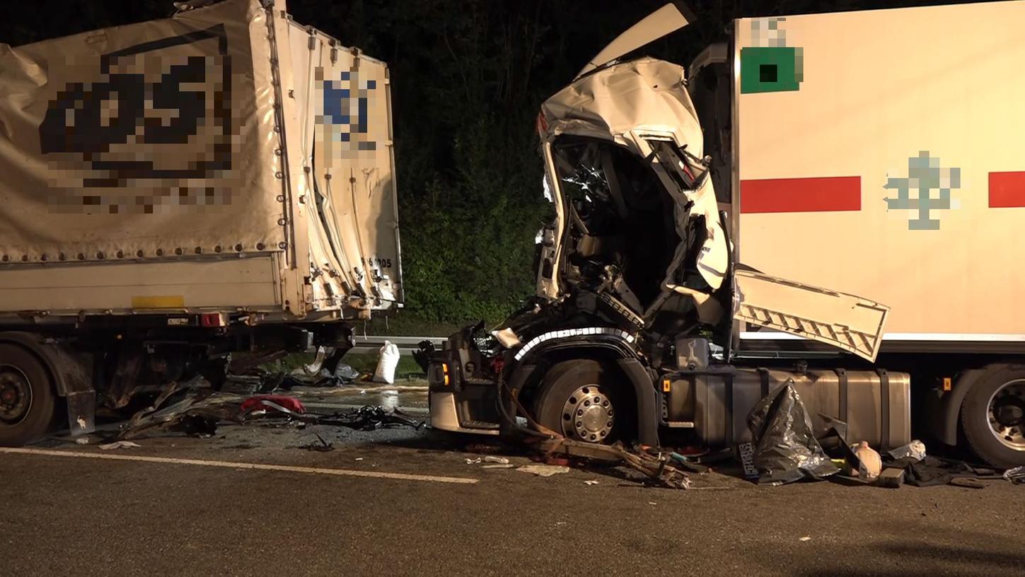 Nach einem schweren Auffahrunfall auf der A9 im Landkreis Eichstätt schwebt ein 30-jähriger Lkw-Fahrer in Lebensgefahr.