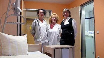 Palliativfachkraft Sabine Ulitschka, Pflegekraft Sigrid Mayer und Hospizmitarbeiterin Margitta Schmidt (v. li.) haben die nicht einfache Aufgabe, sich um Todkranke und ihre Angehörigen zu kümmern. Palliativfachkraft Sabine Ulitschka, Pflegekraft Sigrid Mayer und Hospizmitarbeiterin Margitta Schmidt (v. li.) haben die nicht einfache Aufgabe, sich um Todkranke und ihre Angehörigen zu kümmern.