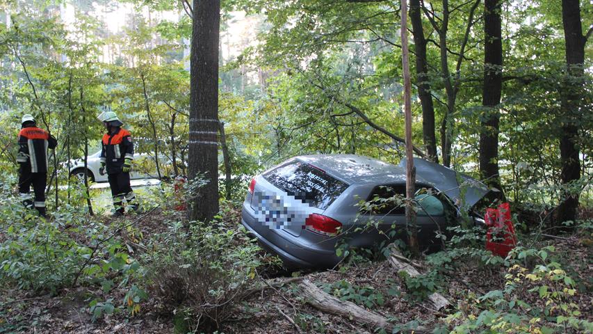 Frontal gegen Baum geprallt: 18-Jähriger bei Ansbach verletzt
