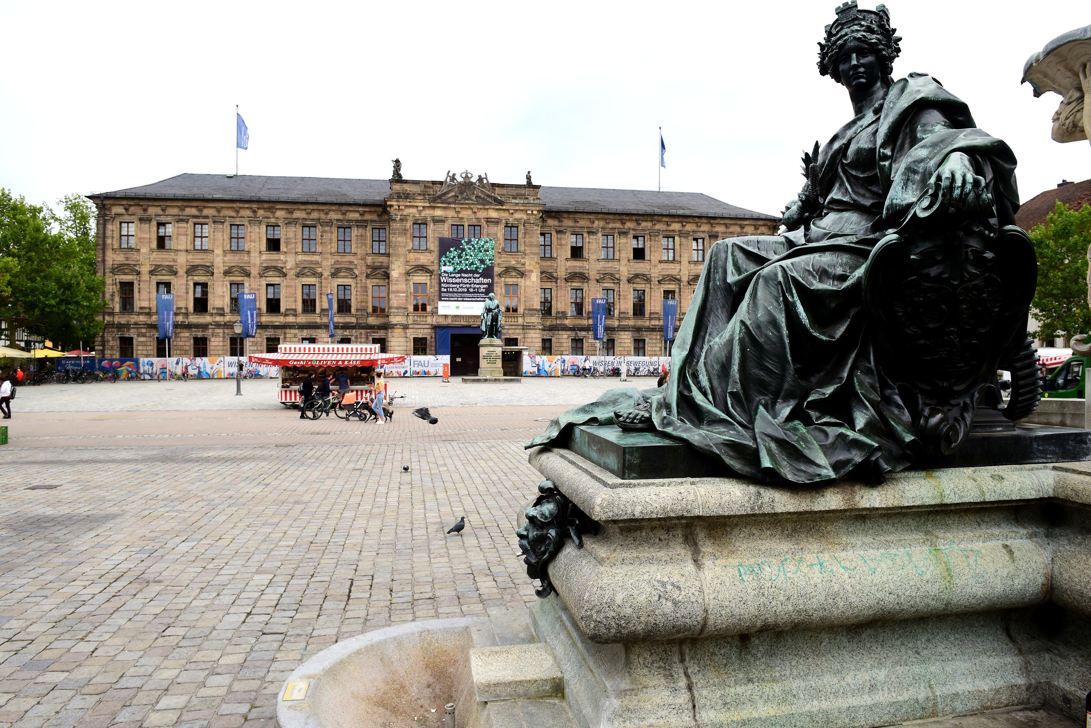 Der Pauli-Brunnen und das Erlanger Schloss.