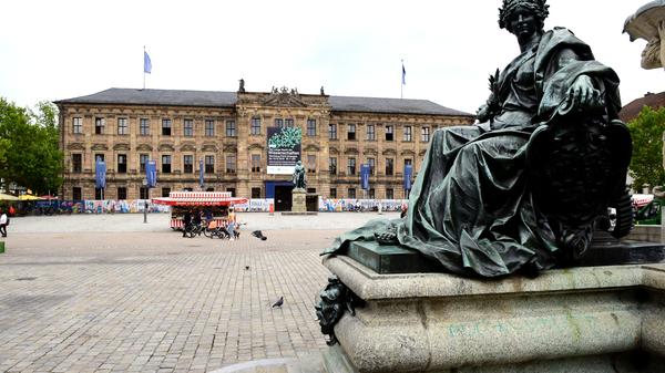 Der Pauli-Brunnen und das Erlanger Schloss.