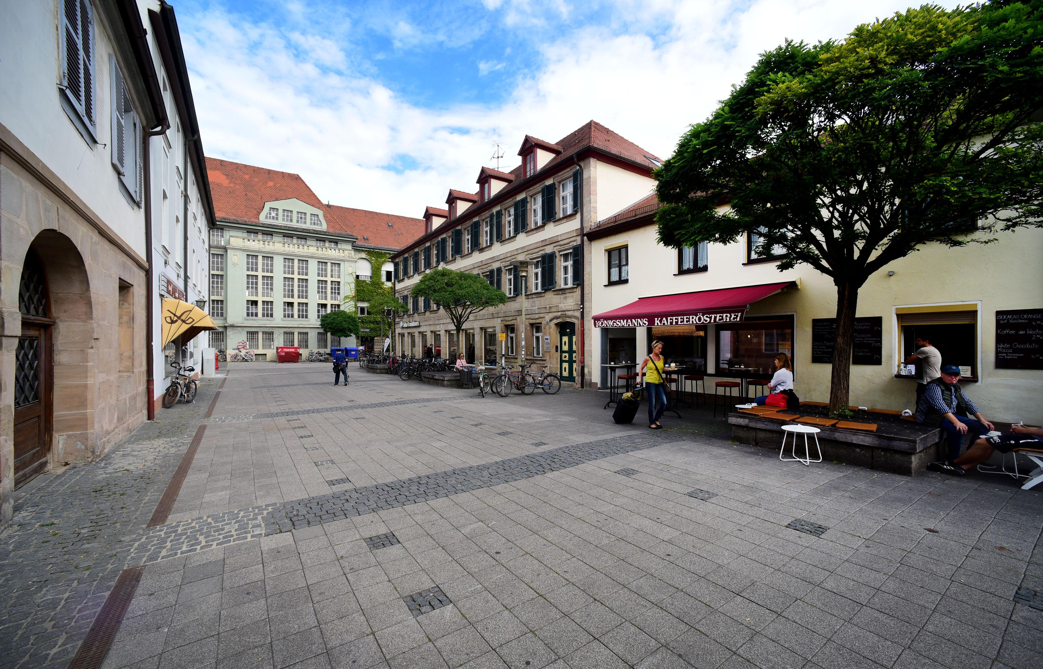 Blick durch die Weiße Herzstraße auf den Altbau der Universitäts-Bibliothek.