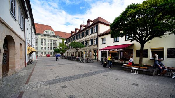Blick durch die Weiße Herzstraße auf den Altbau der Universitäts-Bibliothek.