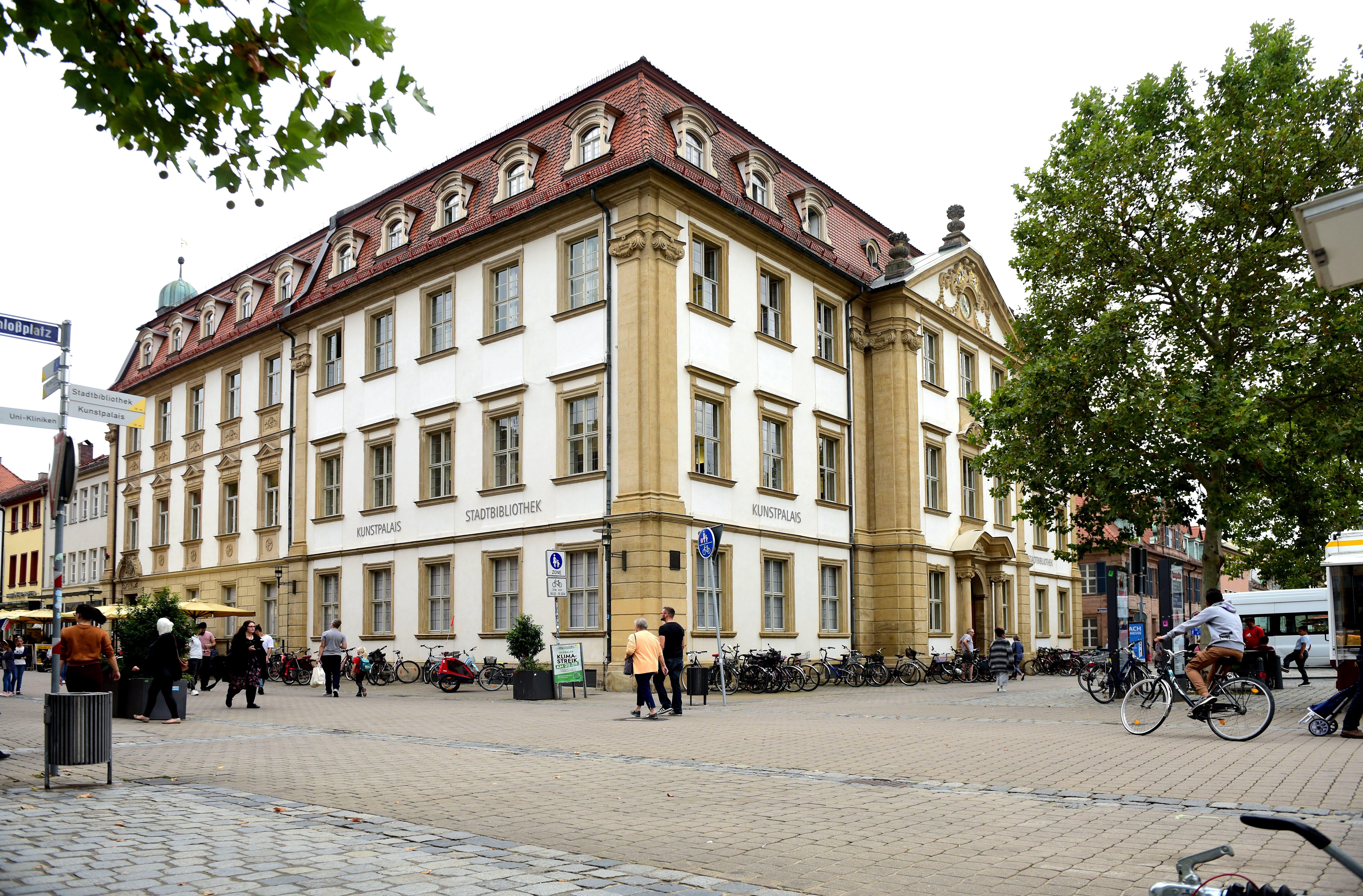 Das Palais Stutterheim - Heimat der Stadtbibliothek und des Kunstpalais´.