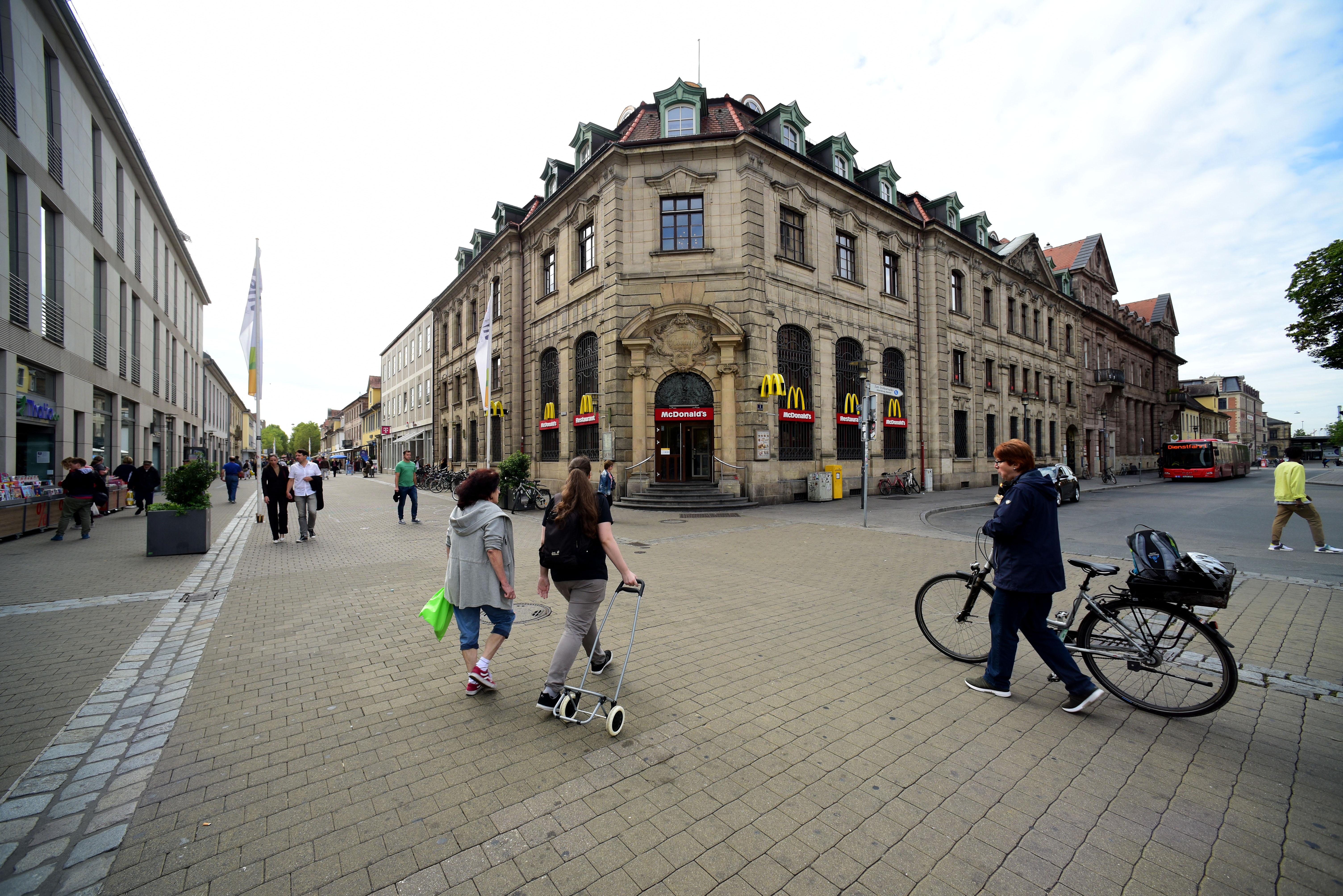 Einst die Hauptpost von Erlangen und jetzt bereits seit vielen Jahren ein Schnellrestaurant.
