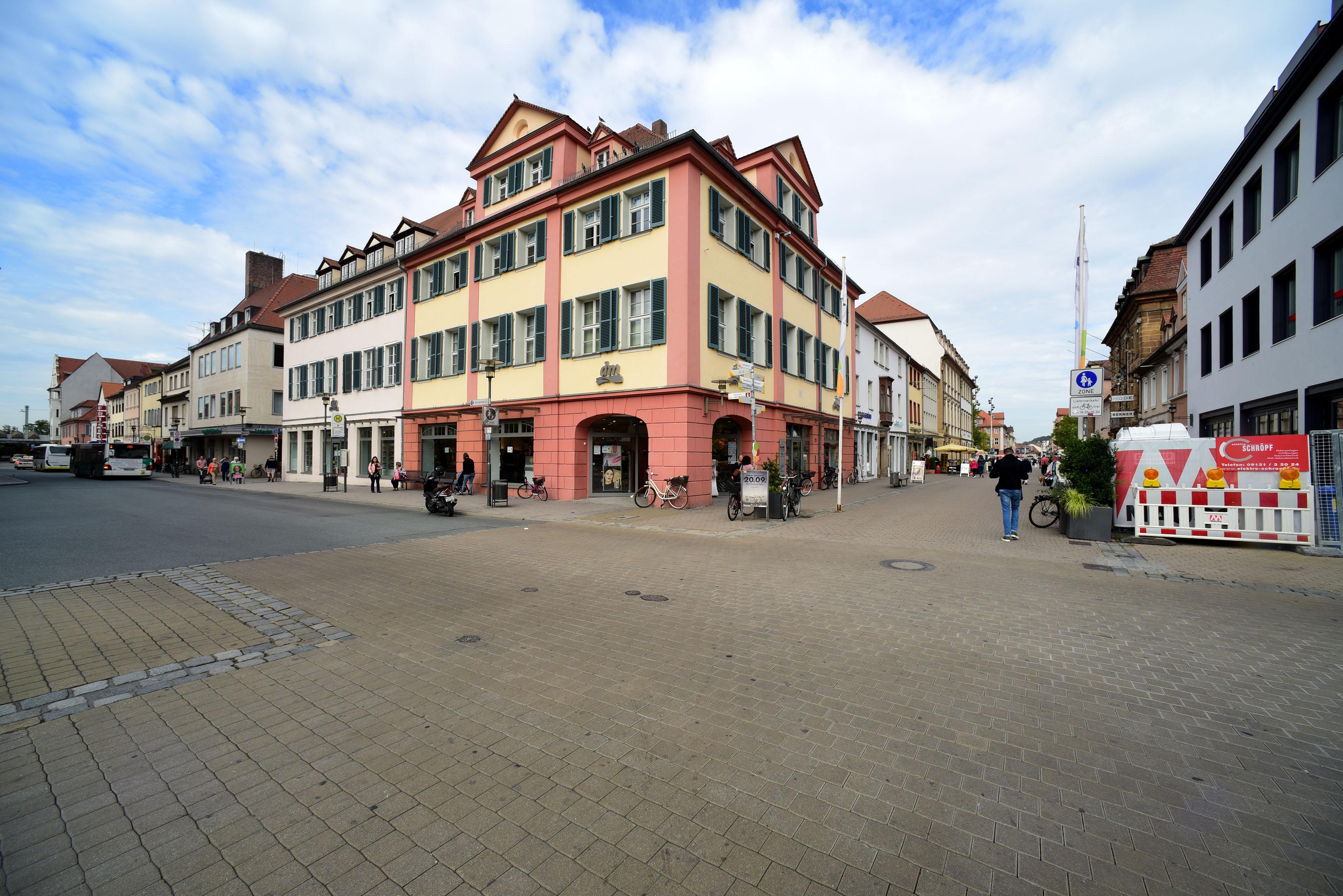 Über den Hugenottenplatz geht es Richtung Schloss- und Marktplatz.