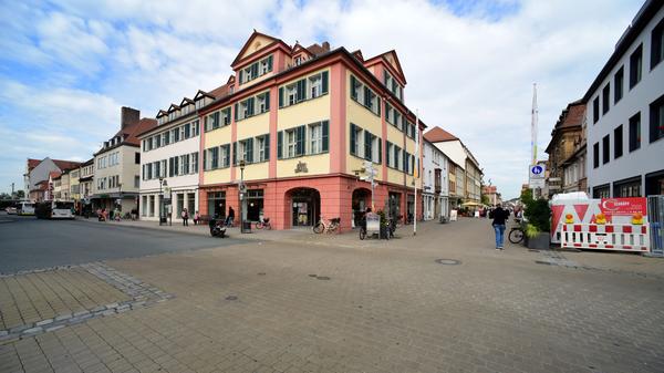 Über den Hugenottenplatz geht es Richtung Schloss- und Marktplatz.