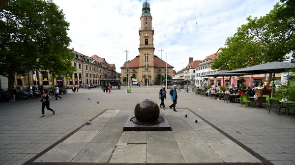 Der Kugelbrunnen am Hugenottenplatz mit Blick auf die Hugenottenkirche.