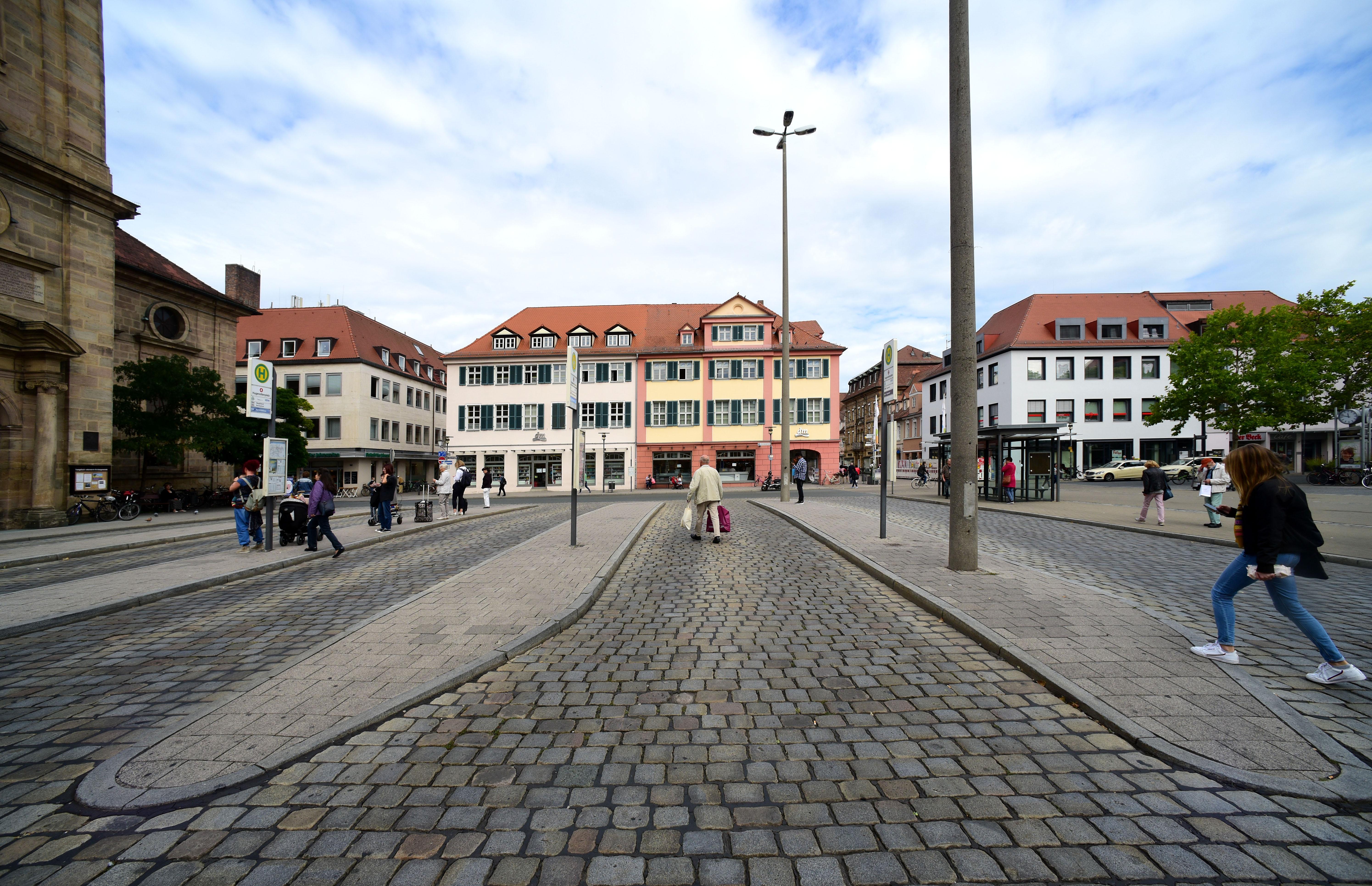 Verkehrsknotenpunkt: Am Hugenottenplatz fahren viele der Erlanger Stadtbusse ab. Bis zum Hauptbahnhof sind es nur ein paar Schritte.