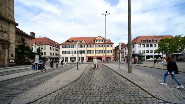 Verkehrsknotenpunkt: Am Hugenottenplatz fahren viele der Erlanger Stadtbusse ab. Bis zum Hauptbahnhof sind es nur ein paar Schritte.