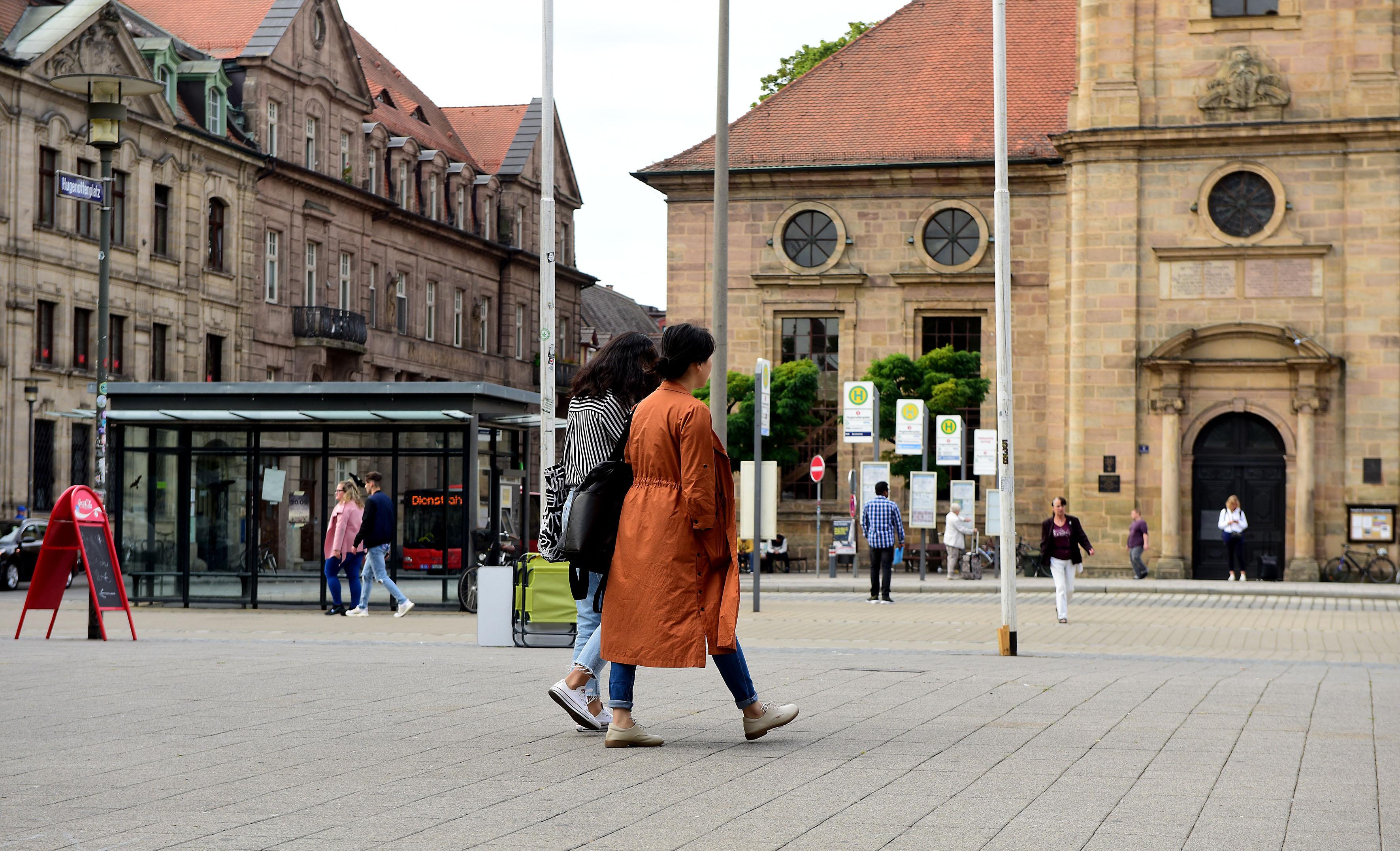 Bummeln vor der Hugenottenkirche.
