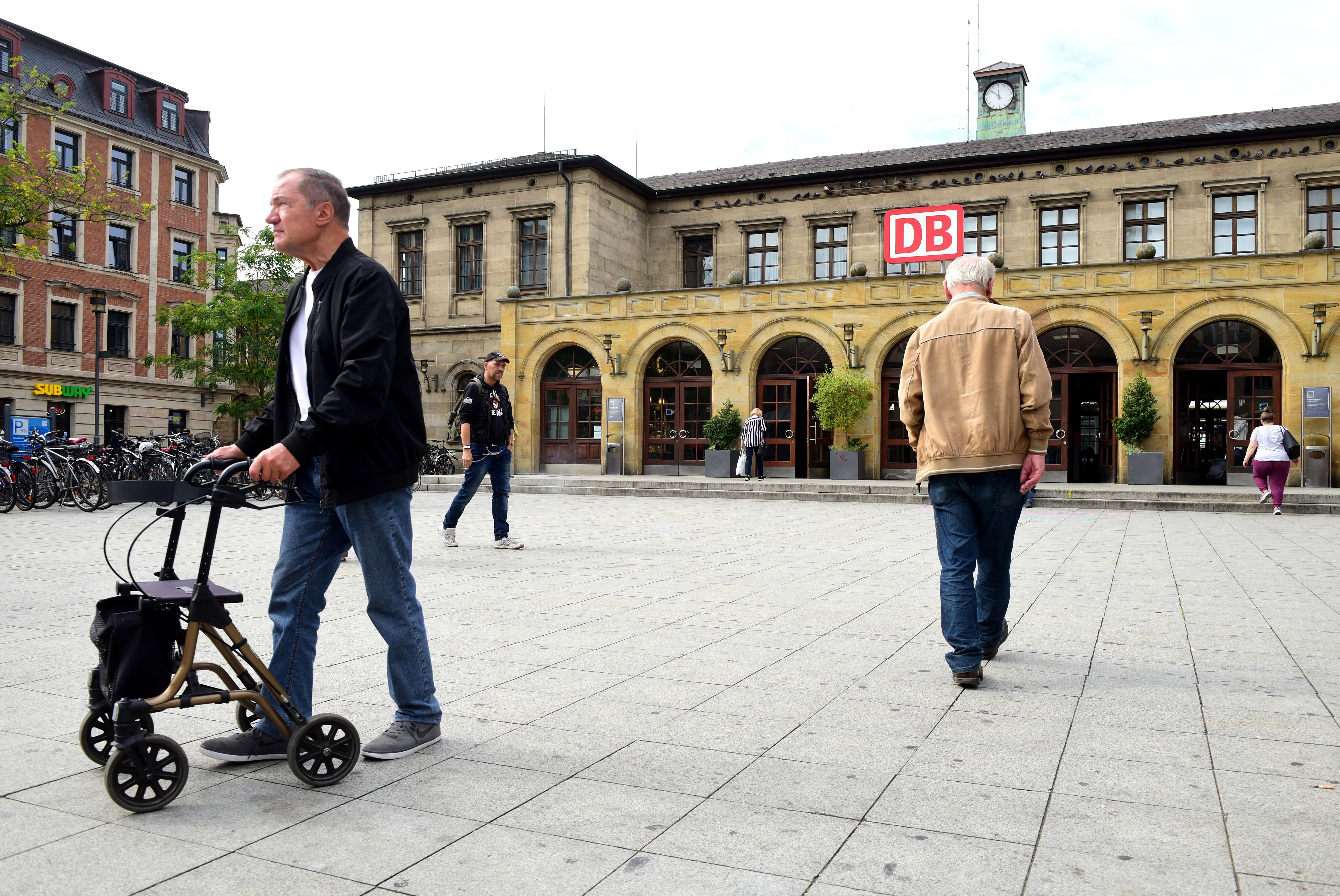 Der Bahnhof wurd 1844 als einer der ersten der Ludwigs-Süd-Nord-Bahn nach Plänen des Architekten Eduard Rüber (1804–74) aus Sandstein errichtet. Vom ursprünglichen Bau sind heute nur noch Teile der Außenwände im Erdgeschoss der ehemaligen Flügelbauten mit ihren charakteristischen Rundbogenfenstern erhalten, die sich am südlich angrenzenden Nebengebäude wiederholen