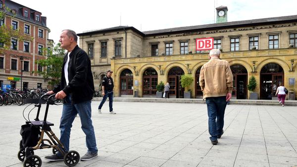 Der Bahnhof wurd 1844 als einer der ersten der Ludwigs-Süd-Nord-Bahn nach Plänen des Architekten Eduard Rüber (1804–74) aus Sandstein errichtet. Vom ursprünglichen Bau sind heute nur noch Teile der Außenwände im Erdgeschoss der ehemaligen Flügelbauten mit ihren charakteristischen Rundbogenfenstern erhalten, die sich am südlich angrenzenden Nebengebäude wiederholen