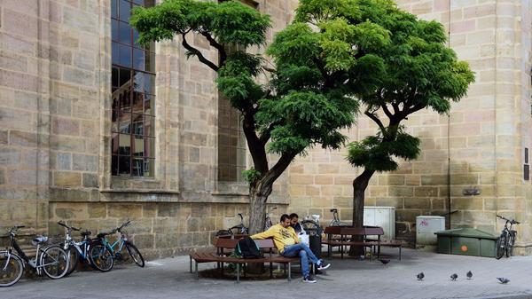 Erlangen, die Hugenottenstadt: Mit der Grundsteinlegung der im Unterschied zu einer katholischen Kirche in Frankreich "Temple" genannten französich-reformierten oder Hugenotten-Kirche am 14.7.1686 begann gleichzeitig der Bau der Neustadt.