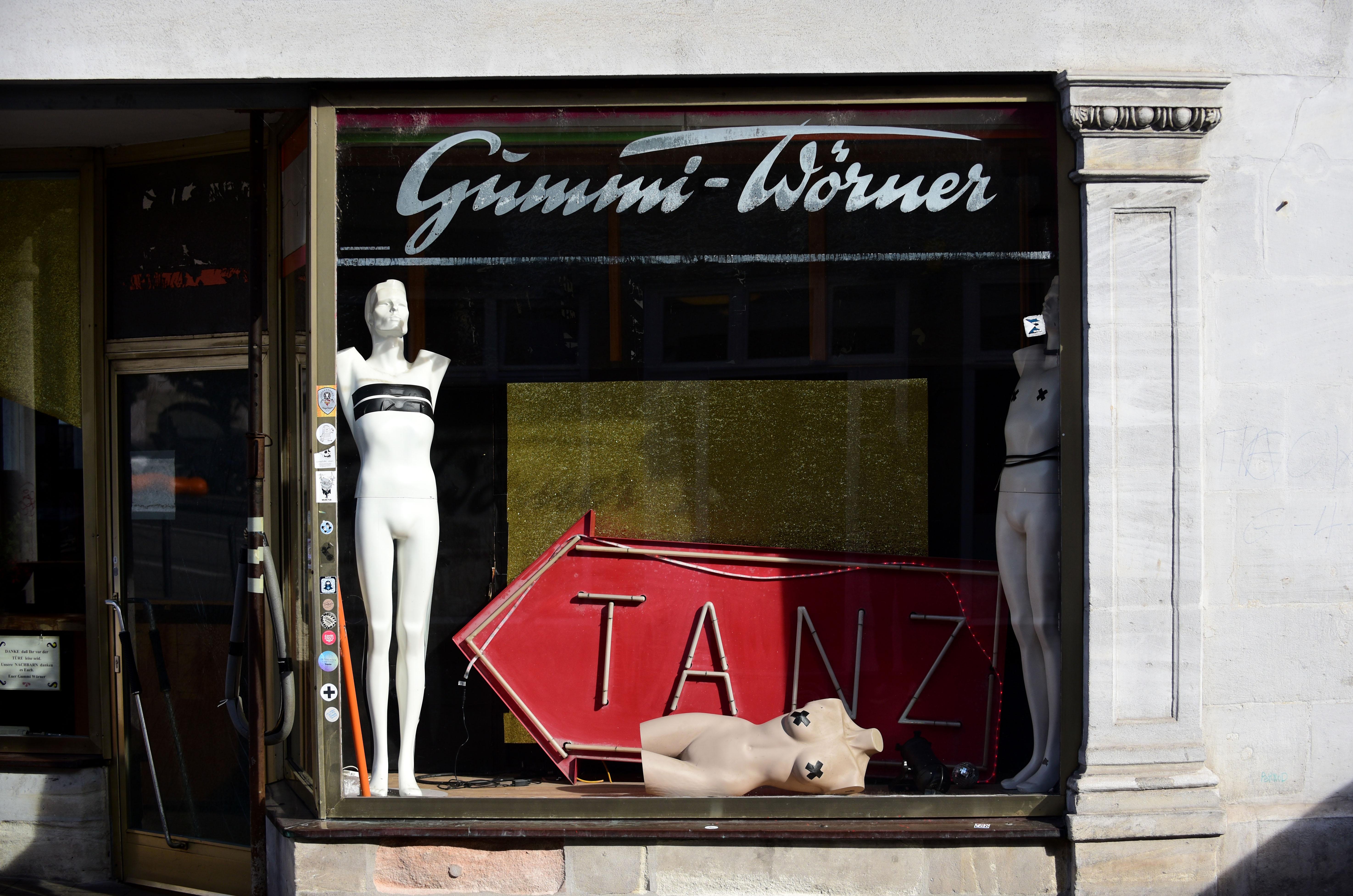 Einst ein bekanntes Geschäft, heute ein beliebter Club: Der Gummi Wörner am Martin-Luther-Platz.