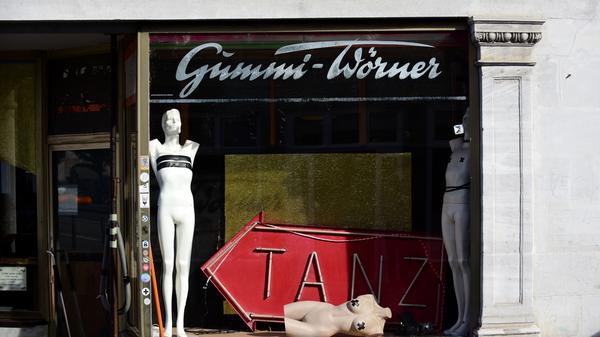 Einst ein bekanntes Geschäft, heute ein beliebter Club: Der Gummi Wörner am Martin-Luther-Platz.