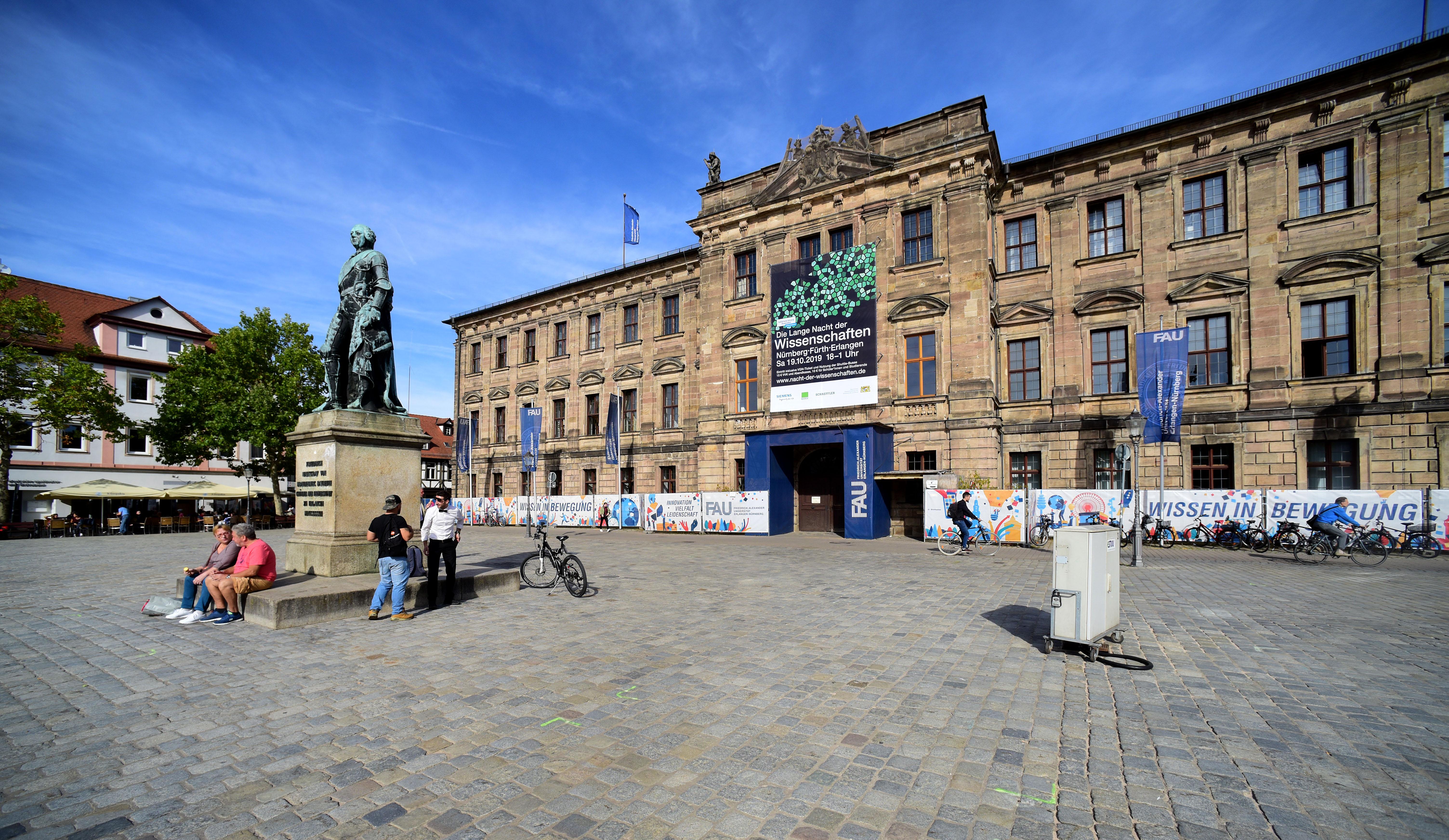 Der Bau des ehemaligen markgräflichen Schlosses wurde im Auftrag des Erbprinzen Georg Wilhelm im Jahre 1700 von dem Architekten Antonio della Porta begonnen. Heute ist hier Sitz der Universitäts-Verwaltung.