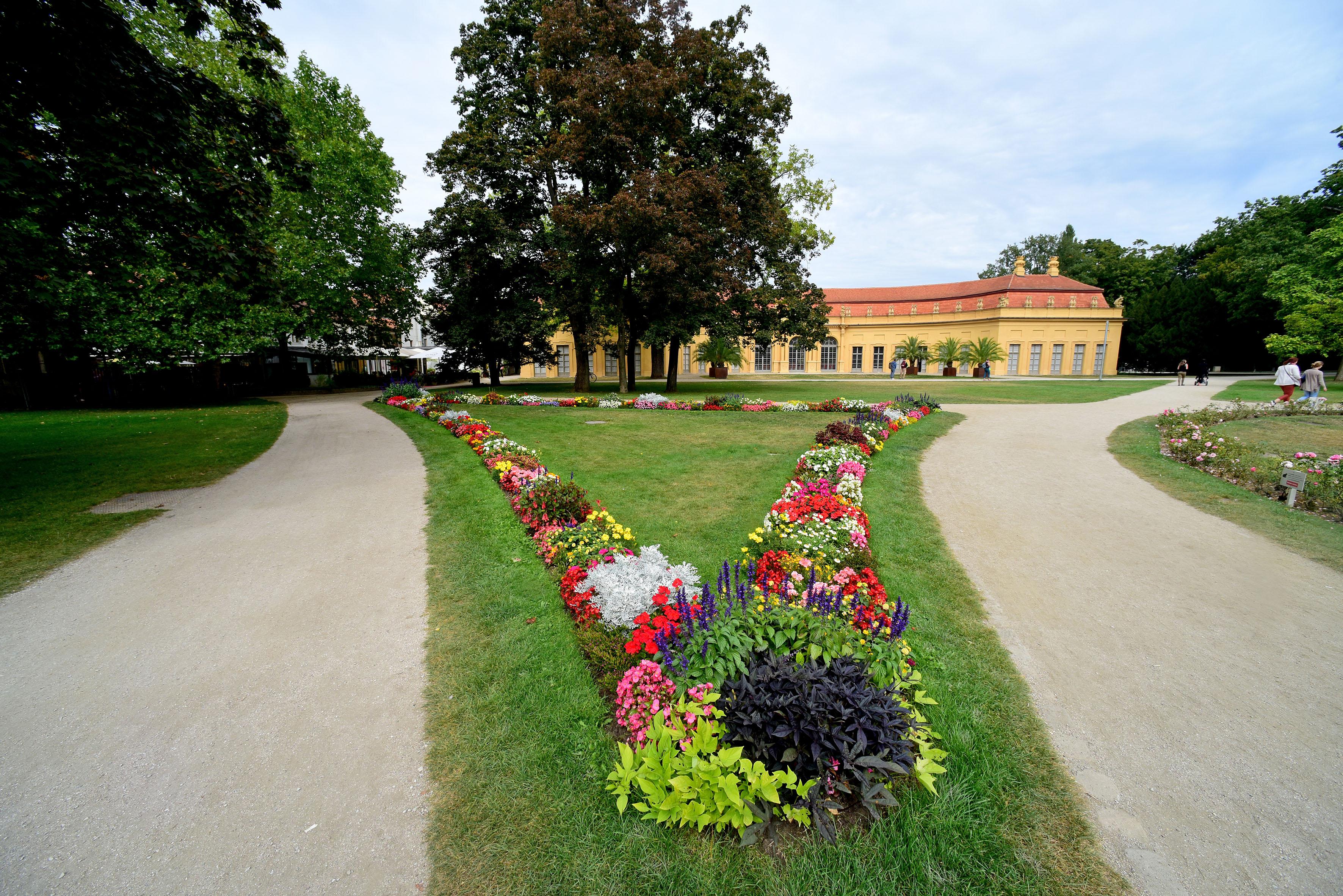Blütenpracht im Schlossgarten. Im Hintergrund die Orangerie.