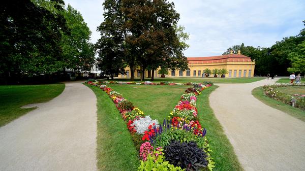 Blütenpracht im Schlossgarten. Im Hintergrund die Orangerie.