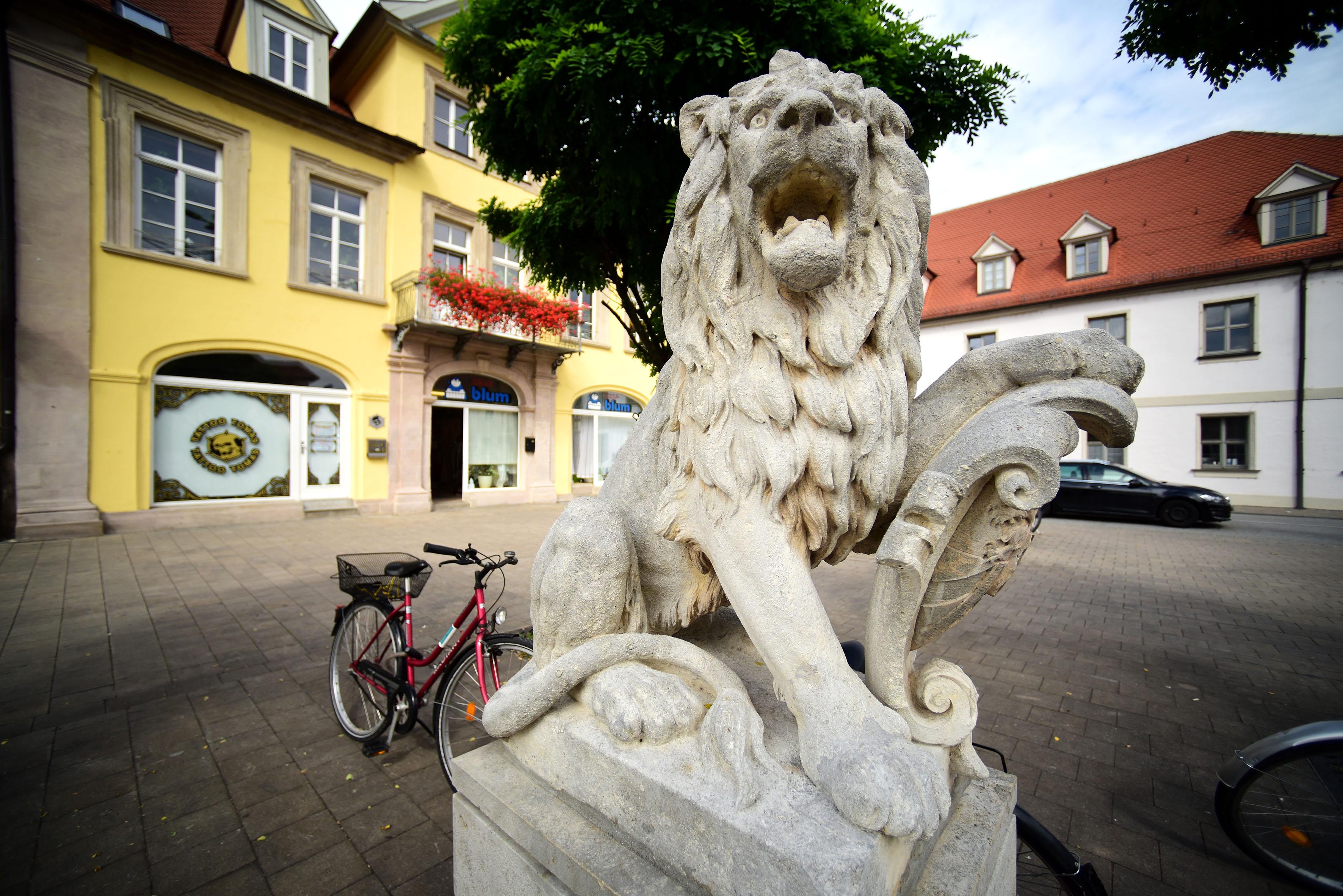 Der Löwe am Martin-Luther-Platz ist Teile des ehemaligen Kriegerdenkmals von 1890, das an die 16 gefallenen Erlanger Soldaten des Deutsch-Franzö­sischen Krieges von 1870/71 erinnerte.
