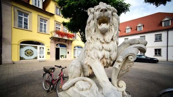 Der Löwe am Martin-Luther-Platz ist Teile des ehemaligen Kriegerdenkmals von 1890, das an die 16 gefallenen Erlanger Soldaten des Deutsch-Französischen Krieges von 1870/71 erinnerte.