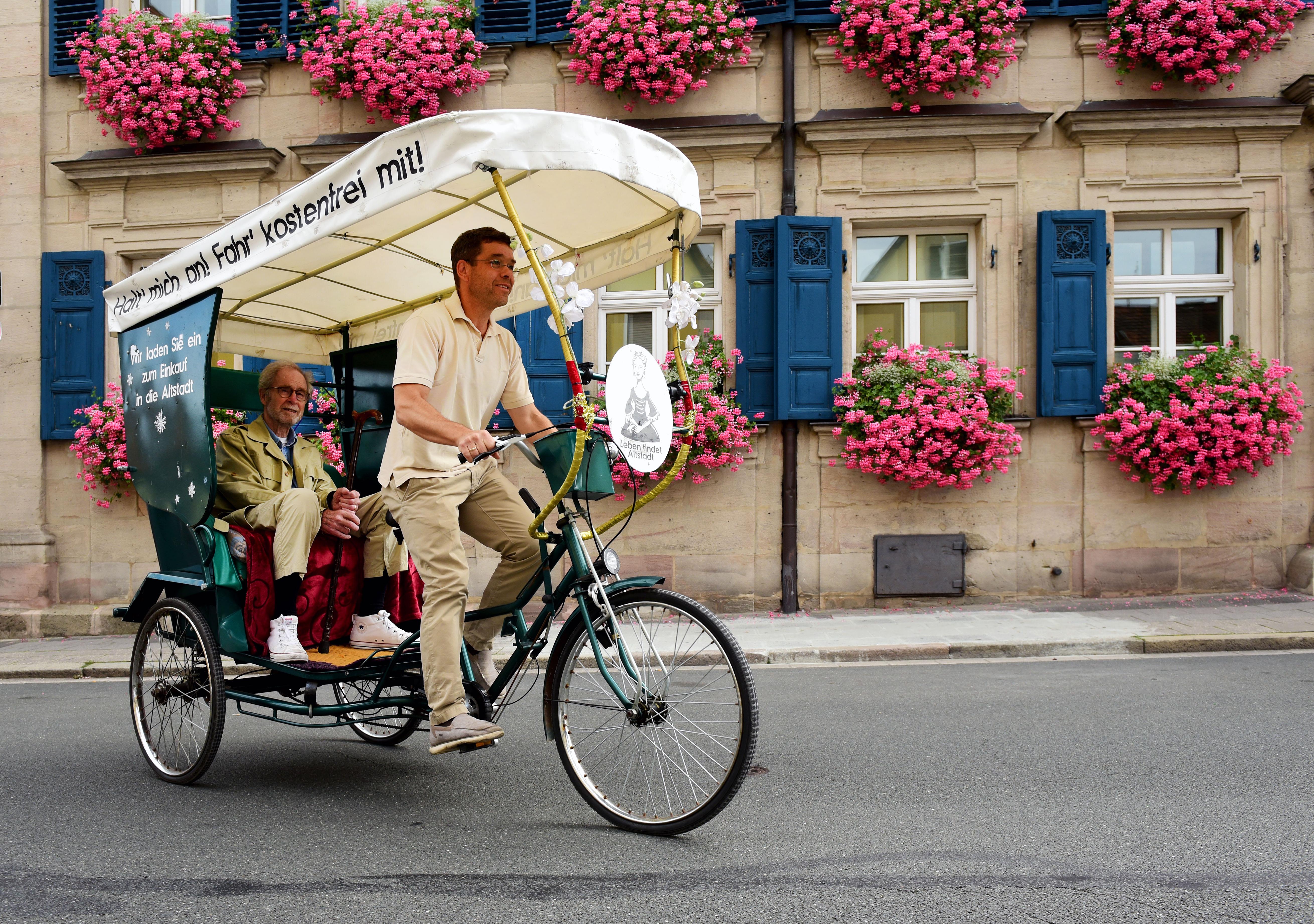 Eine Idee der Innenstadt-Geschäftsleute: Eine Rikscha bringt Kunden aus dem Stadt-Süden in die Altstadt.