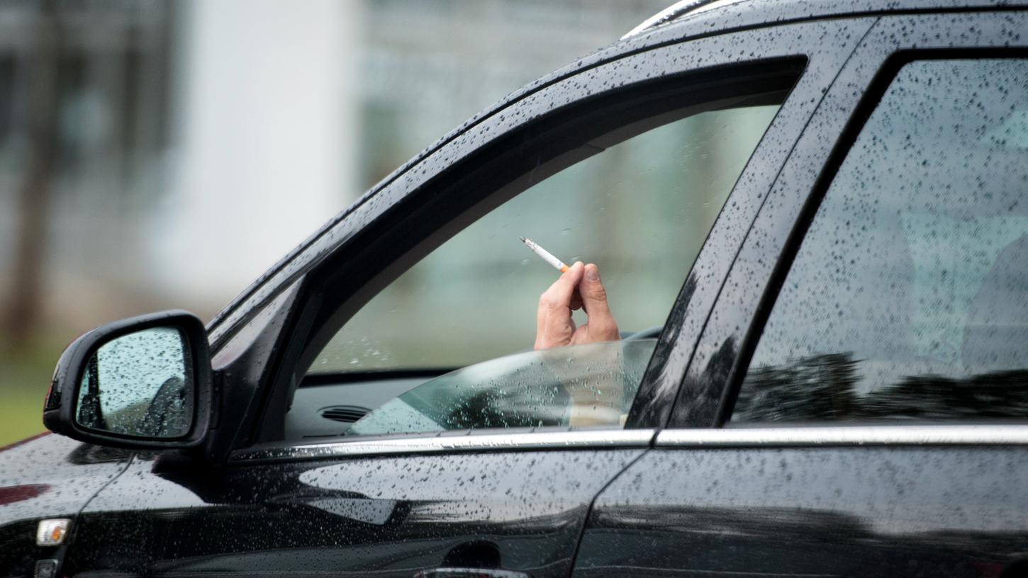 Das Rauchverbot im Auto wird erneut diskutiert - je nachdem, wer mitfährt, könnte das Rauchen bald untersagt werden.