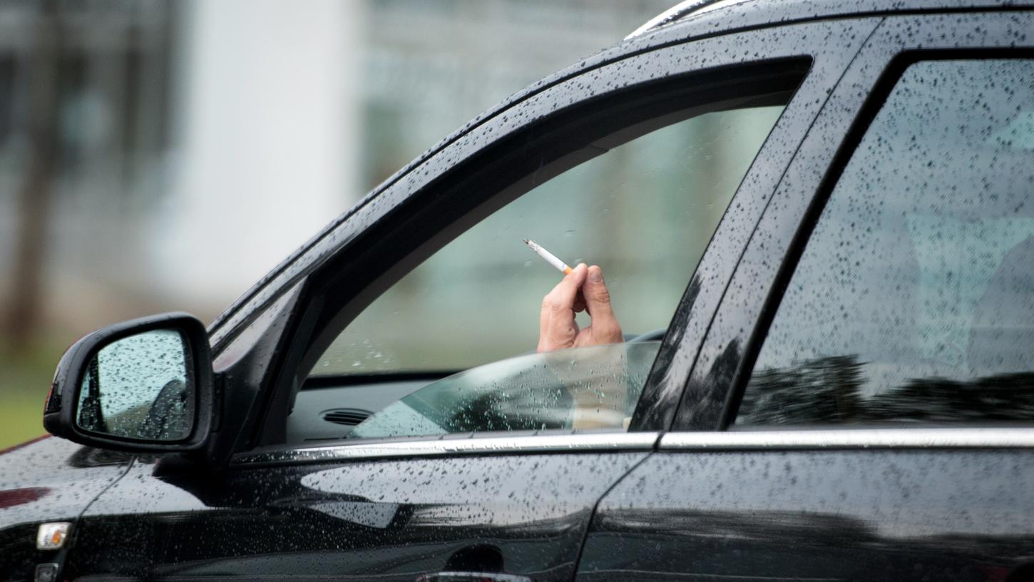 Das Rauchverbot im Auto wird erneut diskutiert - je nachdem, wer mitfährt, könnte das Rauchen bald untersagt werden.
Das Rauchverbot im Auto wird erneut diskutiert - je nachdem, wer mitfährt, könnte das Rauchen bald untersagt werden.