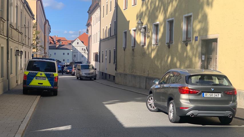 Einsatzkräfte entdecken zwei Leichen nach Wohnungsbrand in Regensburg
