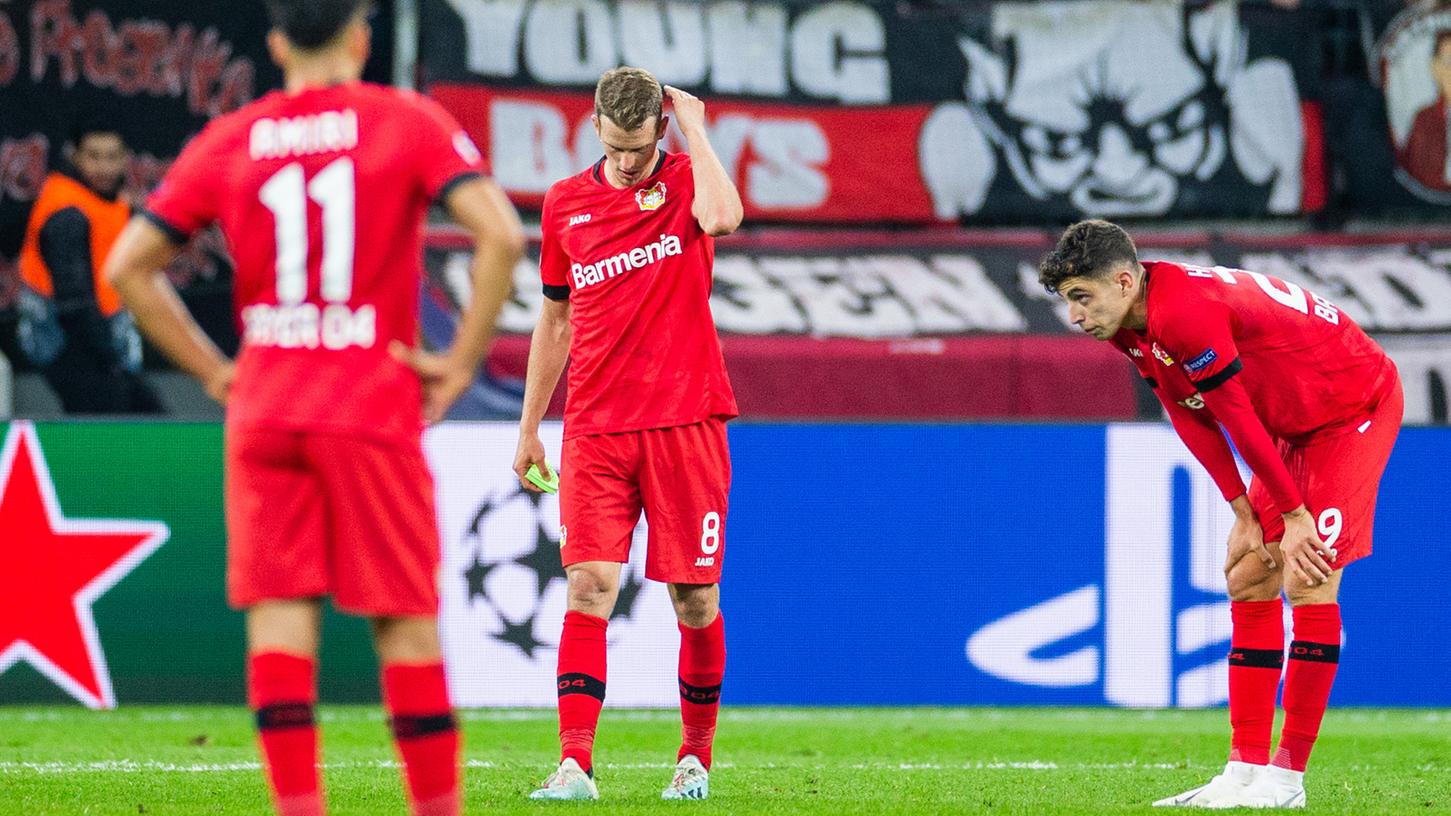 Da hängen die Köpfe: Mit einem 1:2 ist Bayer 04 Leverkusen denkbar schlecht in die Champions League gestartet.