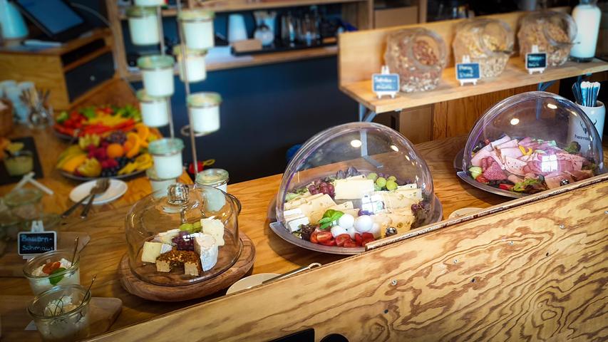 Im ehemaligen "heimspiel café" hat das "mahlwerk | café bistro" in Ebermannstadt seit Mitte September neu eröffnet. Jeden Sonn- und Feiertag gibt es dort von 9 bis 12 Uhr ein Frühstücksbuffet. Ein Heißgetränk, wie Kaffee, Tee oder heiße Schokolade, sowie Säfte und Wasser sind inklusive. Das Buffet bietet verschiedene Käse- und Wurstsorten, eine Obst- und Gemüseauswahl als Fingerfood, Lachs, Marmeladen, Honig, Nutella, Erdnussbutter, frische Aufstriche, gekochte Eier, Joghurt, Müslis und eine Brötchen- und Brot-Auswahl. Der Brunch kostet pro Person 12,50 Euro. Kinder im Alter von 4 bis 8 Jahren bezahlen 5 Euro, Kinder im Alter von 9 bis 13 Jahren 8 Euro. Reservierungen sind unter der Telefonnummer 09194/7269716 oder per Mail an mail@cafe-mahlwerk.de möglich und werden empfohlen.