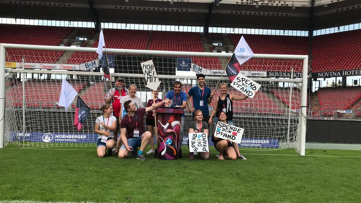 Bei den Heimspielen des 1. FC Nürnberg sammeln die Aktivisten von "Viva con agua" Pfandspenden für den guten Zweck.