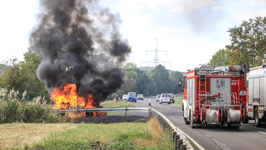 Mähtraktor geht nahe A70 bei Bamberg in Flammen auf 