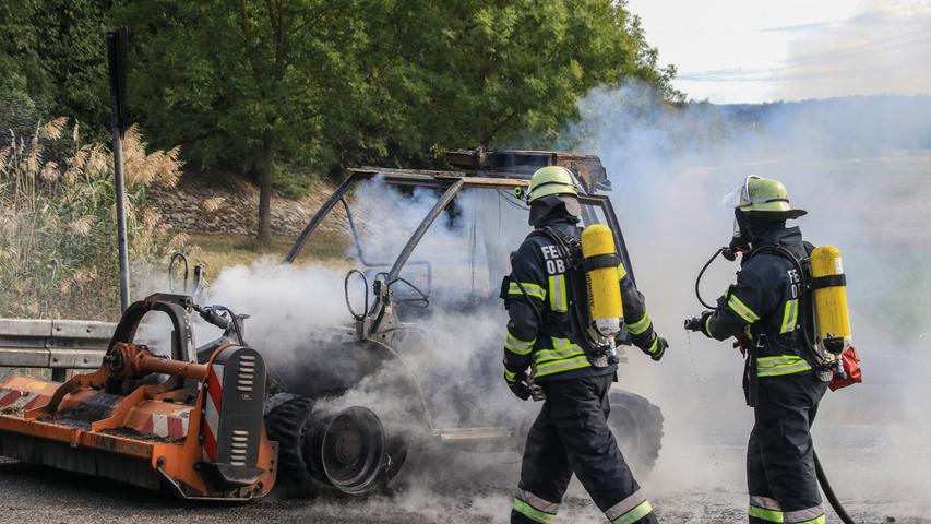Mähtraktor geht nahe A70 bei Bamberg in Flammen auf 