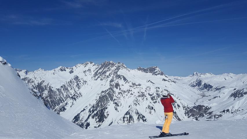 Skifahrer genießen wunderbare Ausblicke auf das Bergpanorama von St. Anton.
